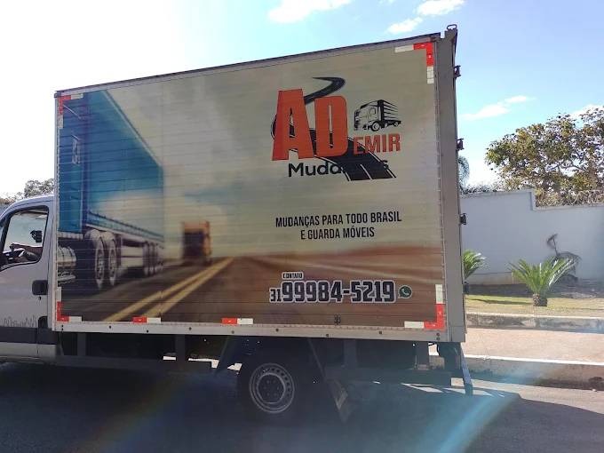 Caminhão de mudança na estrada