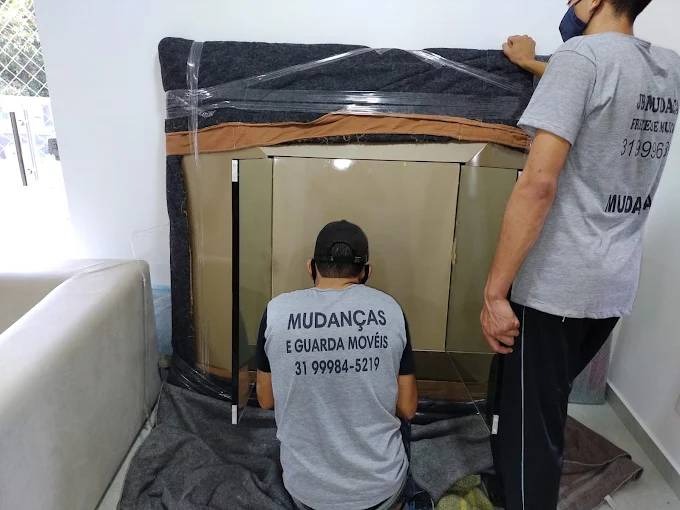 Caminhão de mudança na estrada